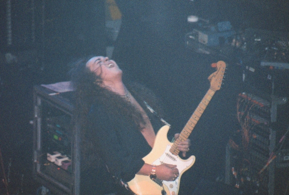 yngwie1.jpg (205232 bytes)